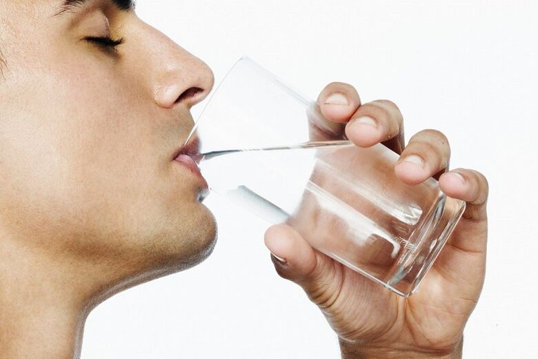 mężczyzna wypija 7 kg wody na odchudzanie tygodniowo