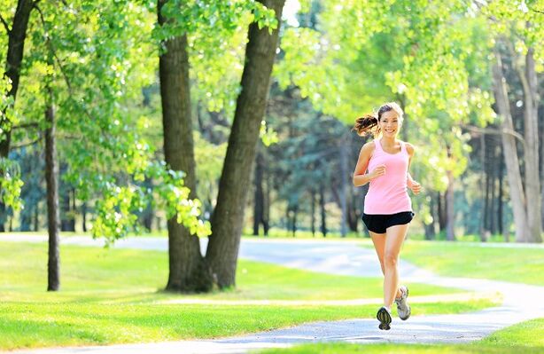 Jogging w parku dla aktywnego spalania tłuszczu