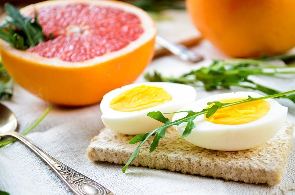 Jajko na twardo i pół grejpfruta to standardowe śniadanie w pierwszych tygodniach diety Maggi. 