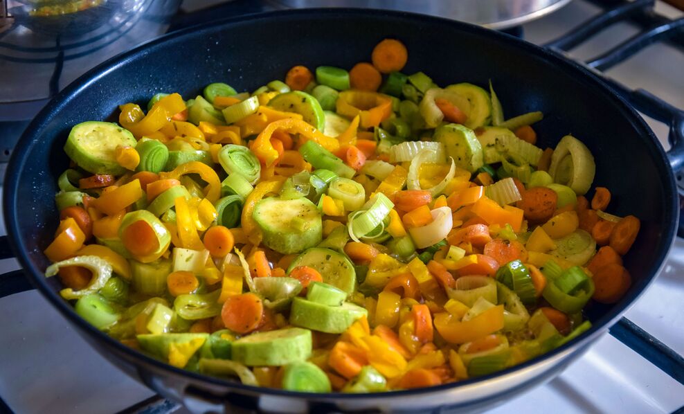 Duszone warzywa to zdrowa żywność bogata w błonnik. 
