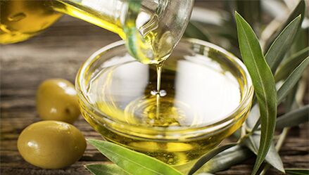 Oliwa z oliwek to ważny produkt w codziennym menu diety śródziemnomorskiej. 