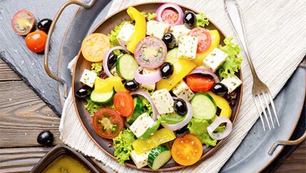 Sałatki warzywne w diecie śródziemnomorskiej dla osób chcących schudnąć